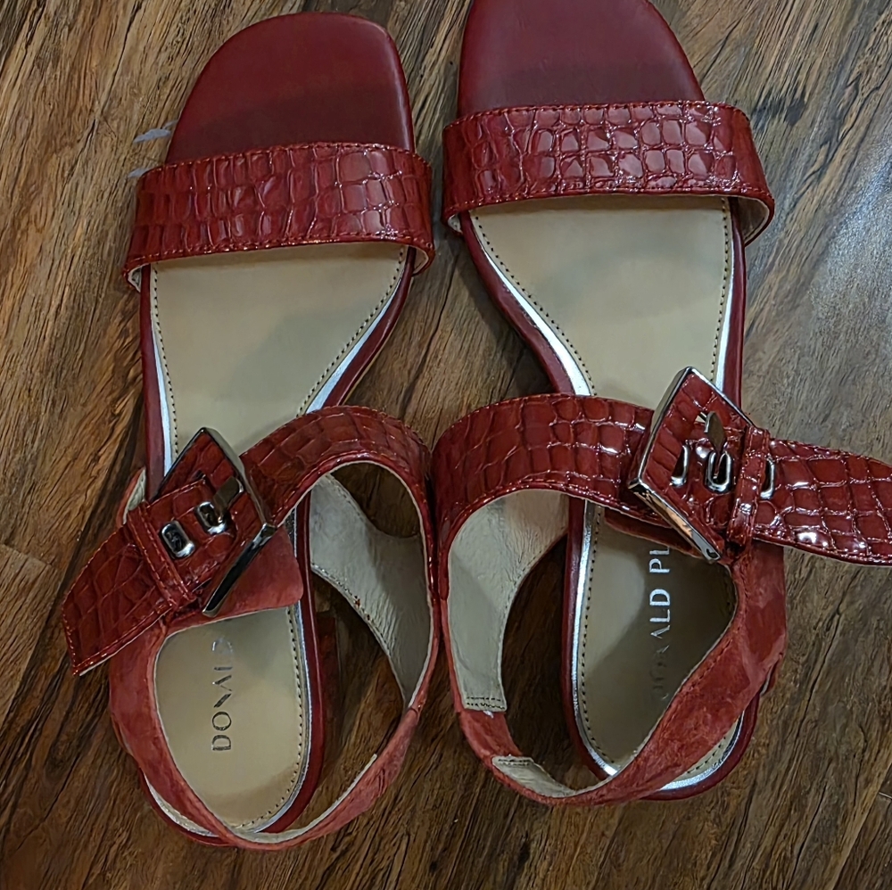 Donald Pilner Women's Vixi Sandal In Red. Size 9 Brand New. Smoke Free Home - Picture 2 of 9